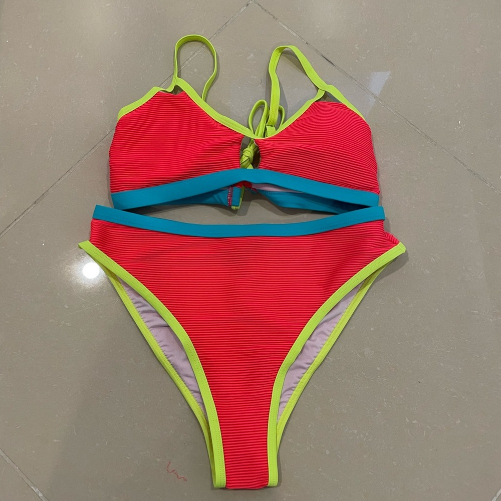 Swimsuit‎ - Picture 3 of 6